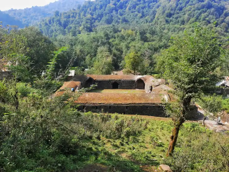 کاروانسرای تی تی؛ بنایی تاریخی در دل طبیعت سبز گیلان