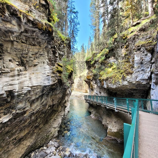 کشف جاذبه منحصر به فرد Banff Johnston Canyon در قلب طبیعت آلبرتا