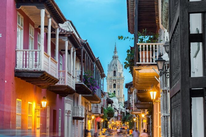 Discover Cartagena Old Town: A Journey Through History, Architecture and Local Flavors