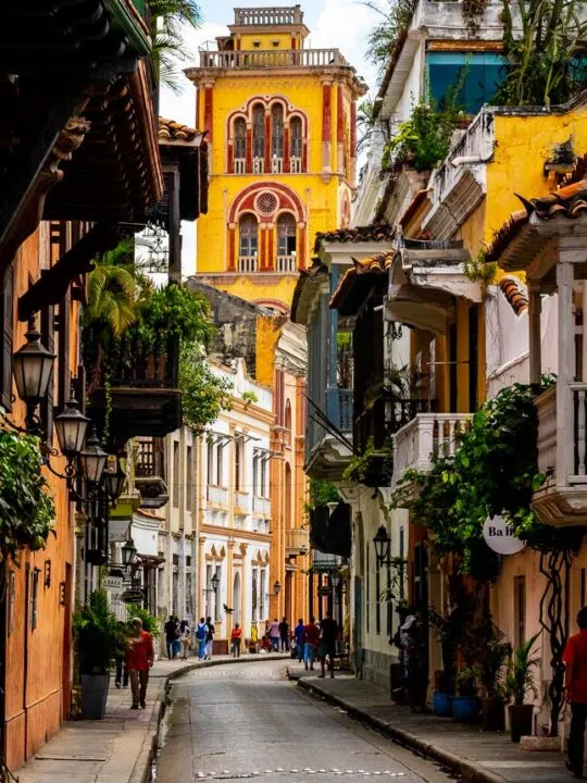 Discover Cartagena Old Town: A Journey Through History, Architecture and Local Flavors