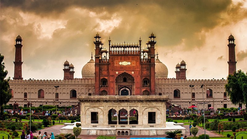 Majestic Badshahi Mosque Lahore: Icon of History and Art in Lahore